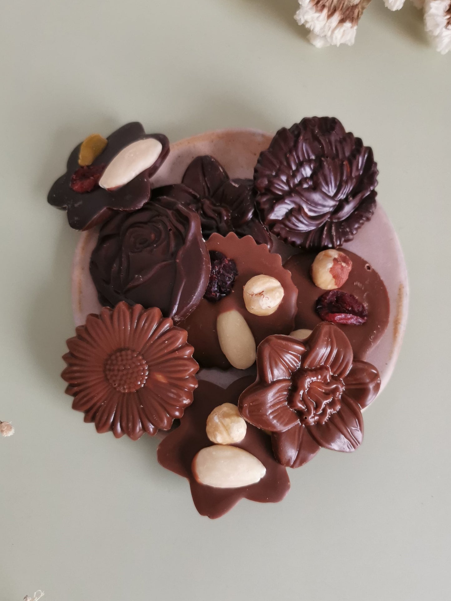 Mendiants Fleurs : Chocolat Amande & Chocolat Noir Dominica 60%