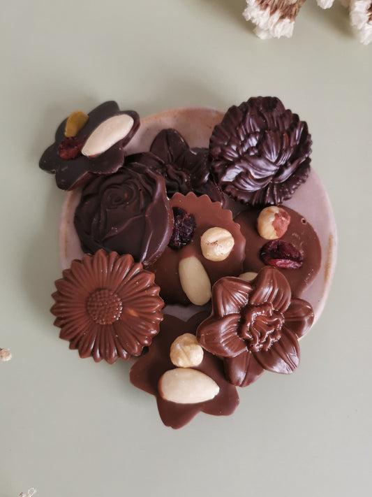 Mendiants Fleurs : Chocolat Amande & Chocolat Noir Dominica 60%